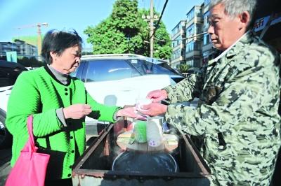 33年來徐耀清每天走街串巷賣豆腐腦C