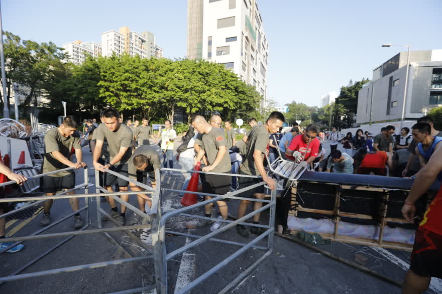 昨日A駐港解放軍自發到軍營外協助市民一起清理路障C(香港文匯報資料圖片)