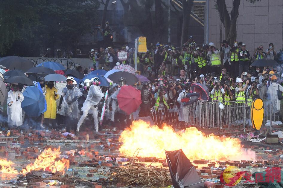 香港理工大學外有暴徒向警方投擲汽油彈C