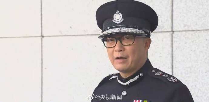 19日上午A剛剛上任的香港警務處處長鄧炳強舉行記者會A表示將堅守崗位A打擊暴力A盡快恢復社會秩序C]央視圖片^