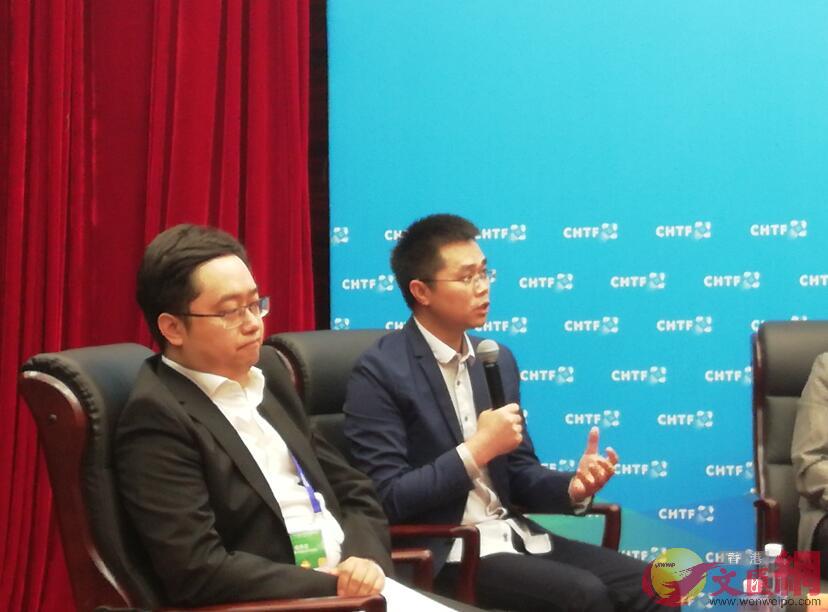 李茂材(左二)表示A騰訊組建了一個與區塊鏈有關的大型研發團隊A開發的區塊鏈電子發票已在深圳多個行業廣泛應用(記者李昌鴻 攝)