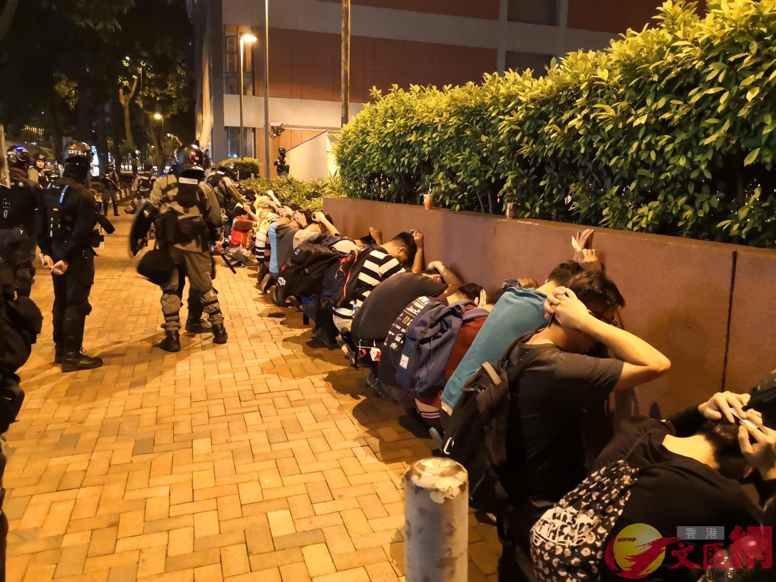 大批暴徒早前企圖離開理大時被警方拘捕]香港文匯報資料圖片^