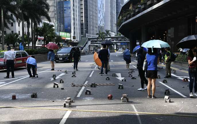 從上周開始A示威者堵路嚴重影響香港多區交通A導致有超過一成病人未能如期到醫院覆診或檢查]中新社資料圖片^