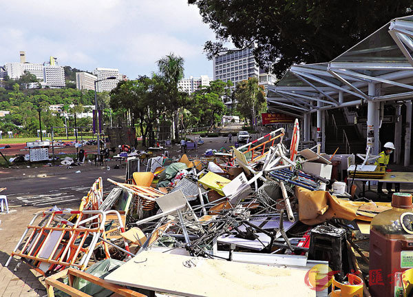中大校園在經過黑衣暴徒佔領之後滿目瘡痍C圖為崇基學院運動場附近堆滿了垃圾C 香港文匯報記者 攝