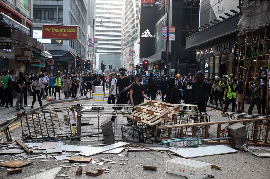 香港街頭暴亂持續5個多月A令香港社會處於黑色恐怖之中C圖為暴徒以雜物堵路]彭博社資料圖片^