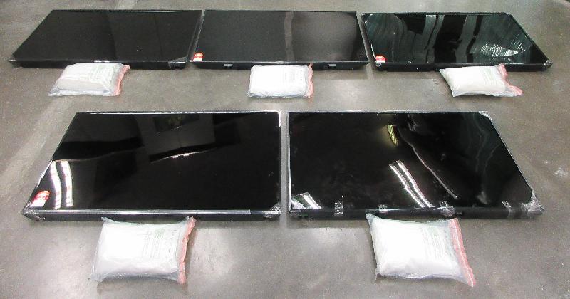 用作收藏毒品的液晶顯示電視及檢獲的懷疑冰毒]香港政府新聞處^