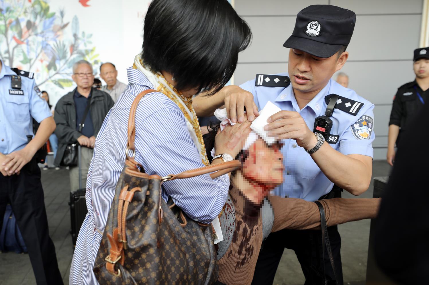 深圳邊檢民警及時為港人按壓止血C受訪者供圖