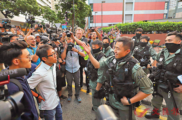 一班自稱公民黨新血的人A區選得勝後集結理大警察封鎖線外A試圖硬闖入理大不成功C 香港文匯報記者 攝