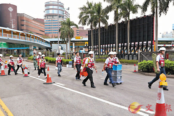  昨日紅十字會人員參與理大自行組成的工作小組進入校園尋找拒降暴徒C香港文匯報記者 攝