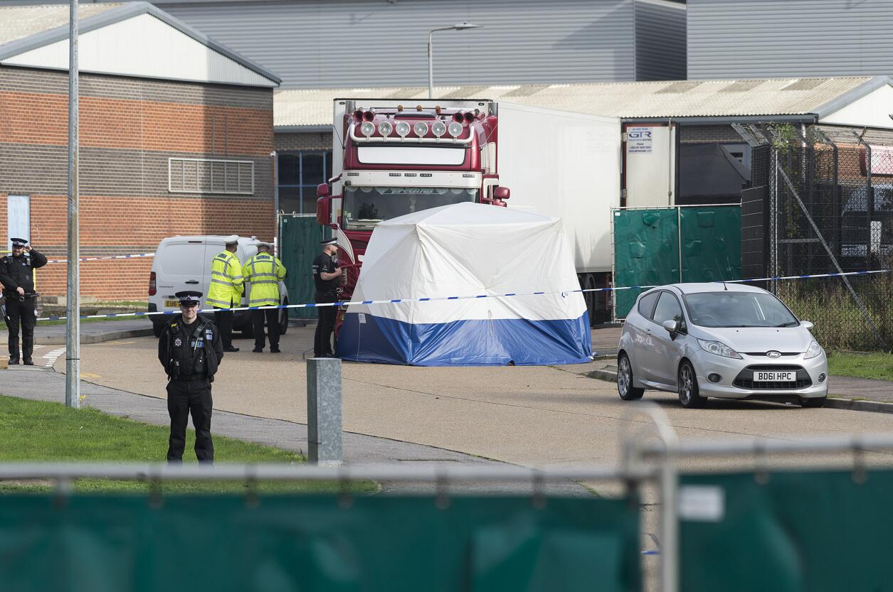 10月23日A在英國埃塞克斯郡一個工業園區內A警察在發現屍體的集裝箱貨車附近警戒C]新華社資料圖片^
