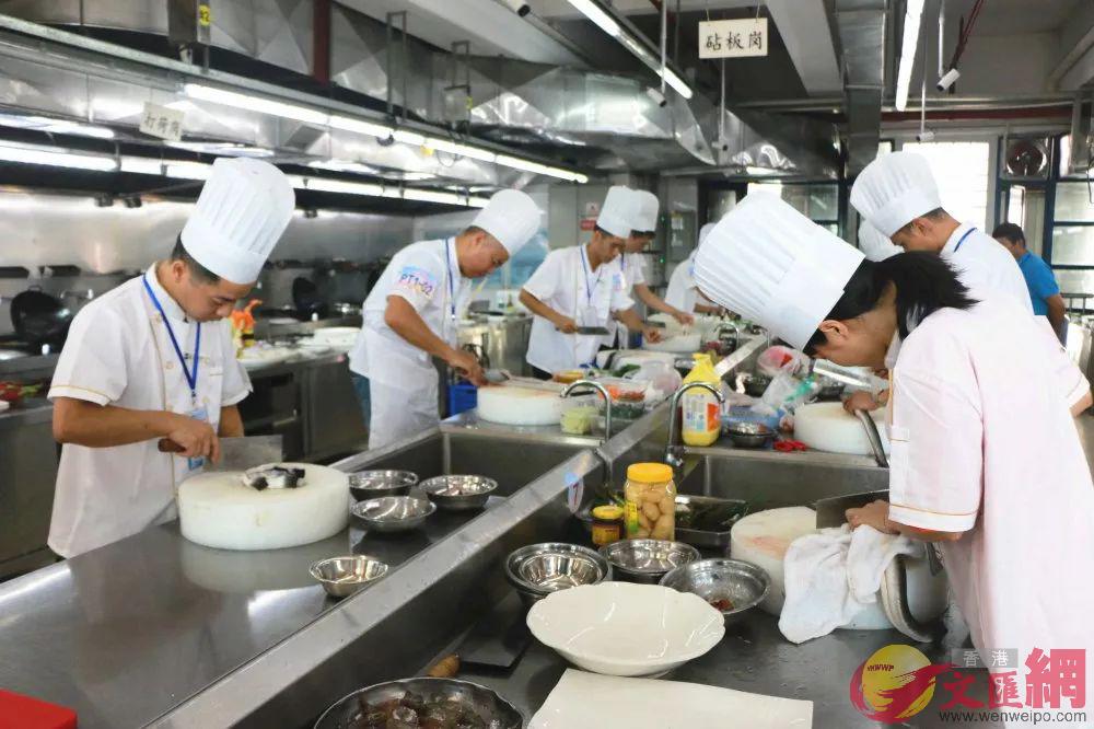 目前廣東正推動建設100個省級u粵菜師傅v大師工作室和培訓基地C]記者 方俊明攝^