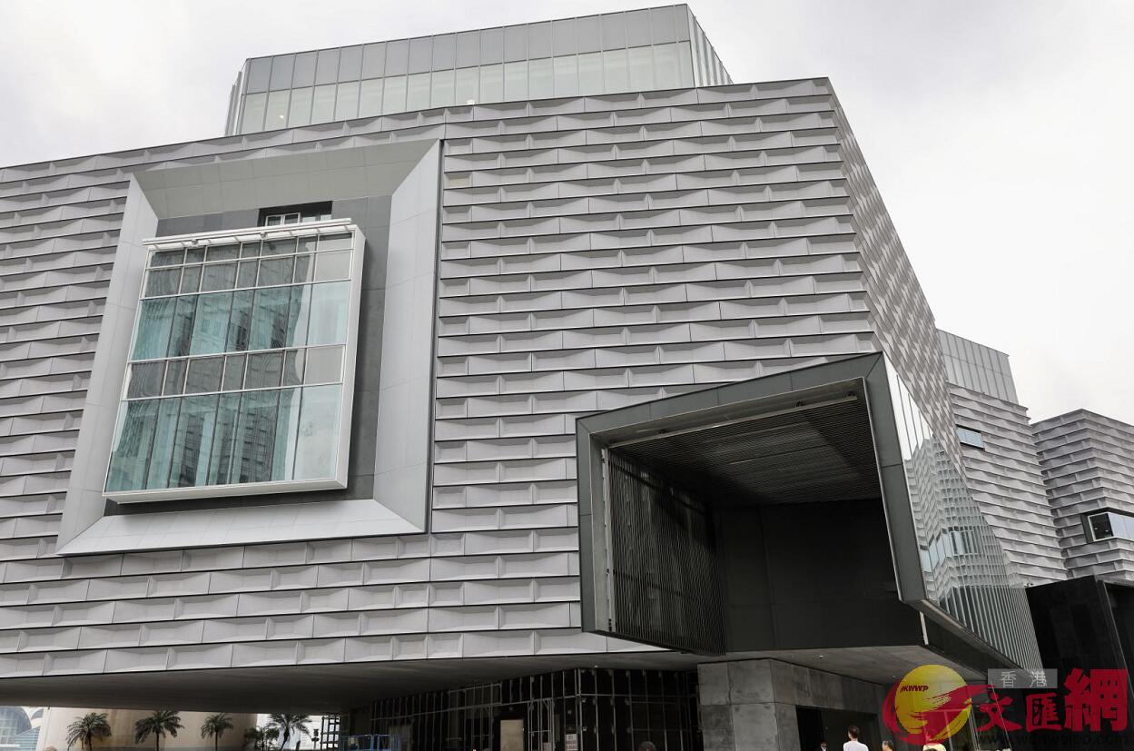 香港藝術館採用了波浪紋水泥牆及通透的玻璃幕牆C