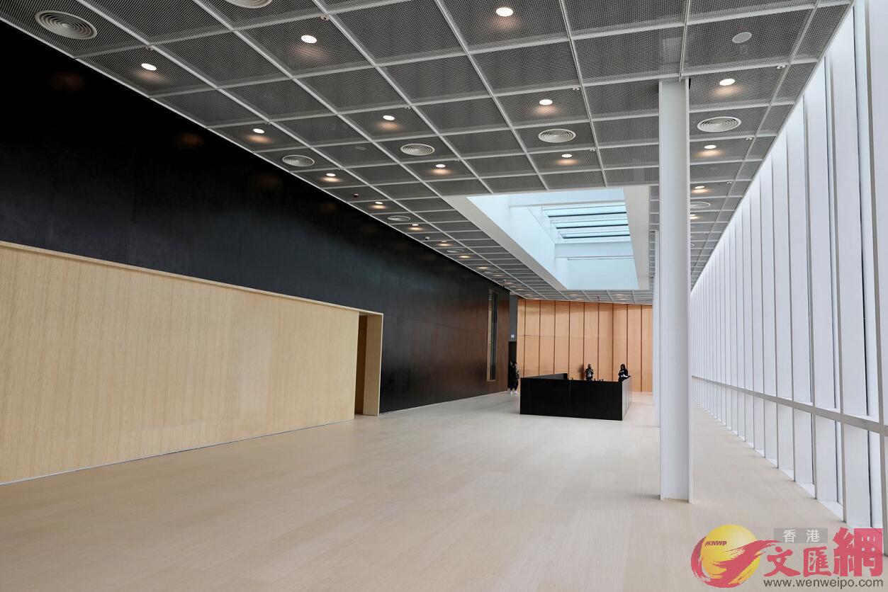 香港藝術館內有高9米的雙層展廳A用以展示巨型的藝術品C