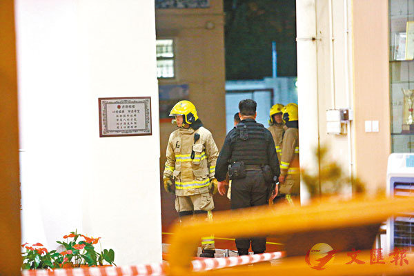警方爆炸品處理課人員與消防員A27日晚在校內處理有關爆炸品C