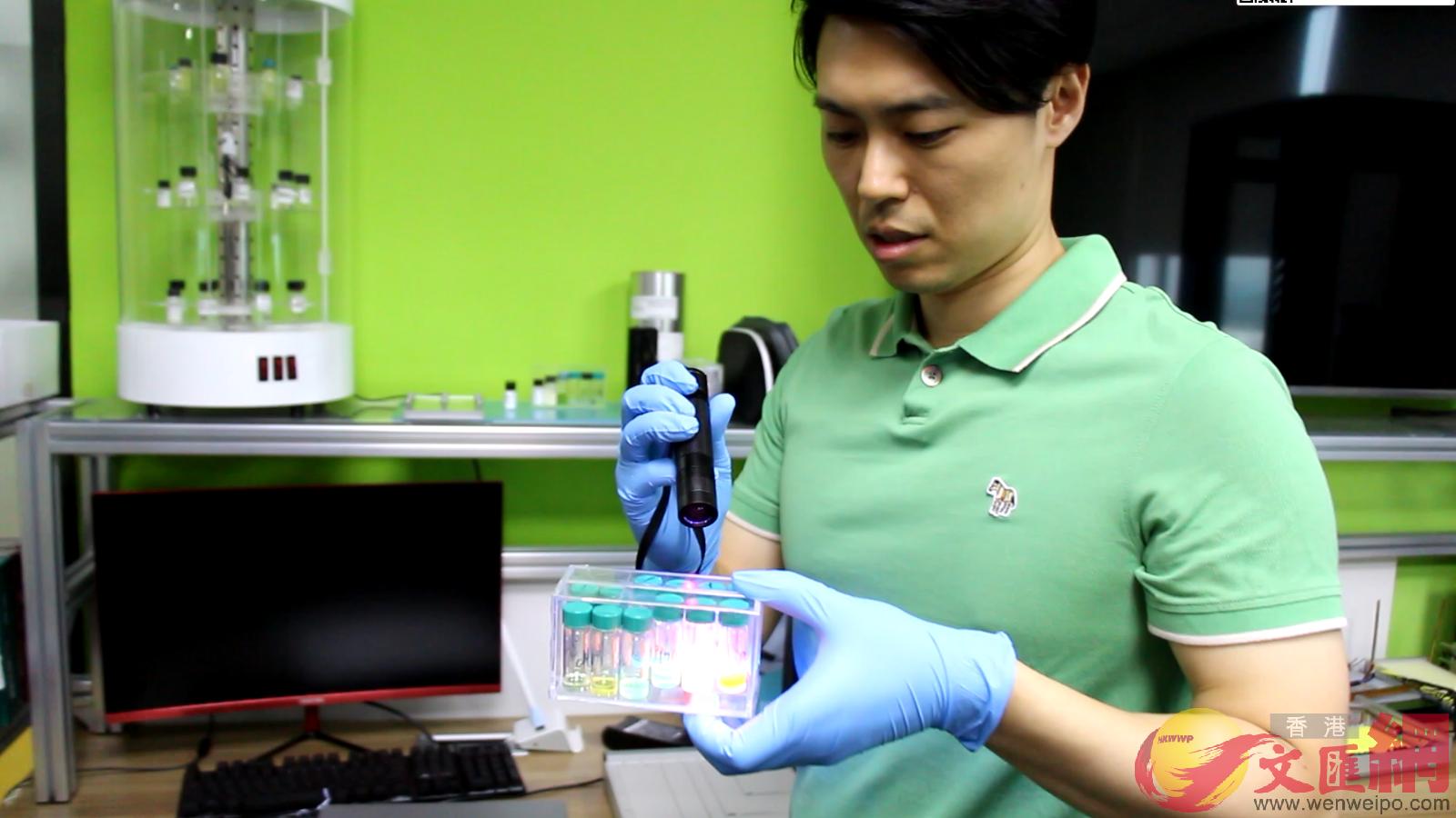 黃俊豪為記者展示公司研發的OLED有機發光材料]記者 何花 攝^