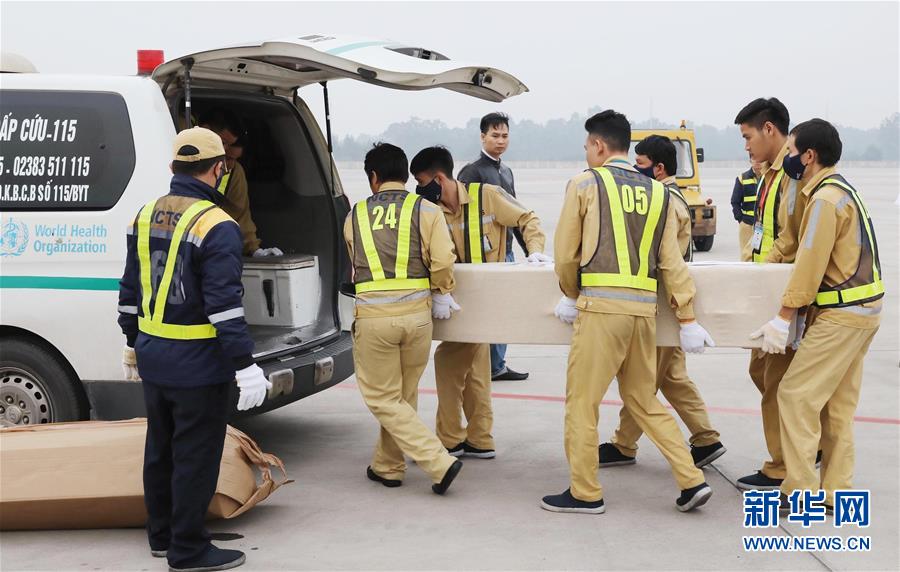 11月30日A在越南首都河內A工作人員將遇難者遺體送上救護車C新華社