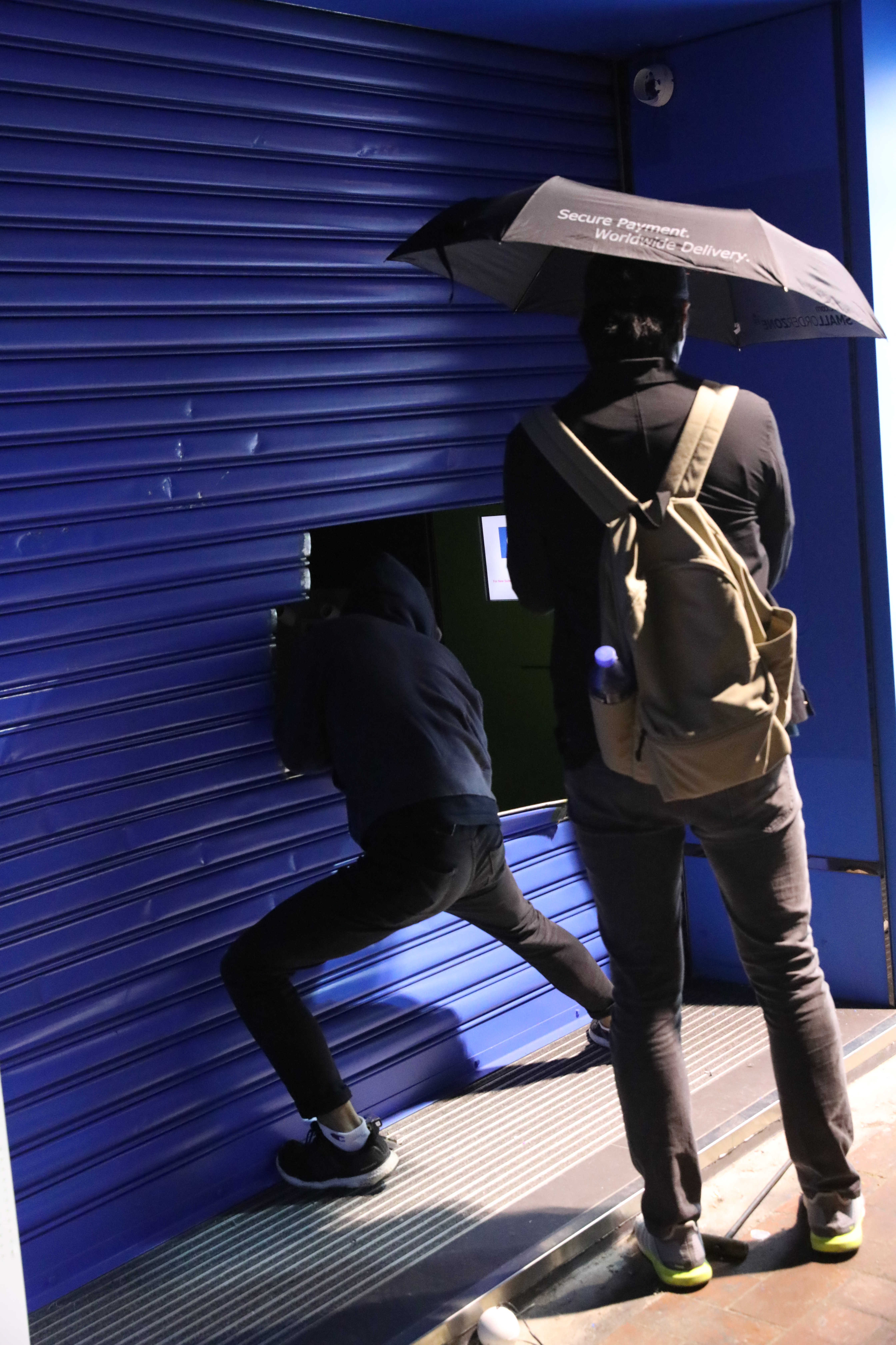有暴徒在黃浦打砸中國移動店鋪 香港文匯報記者攝