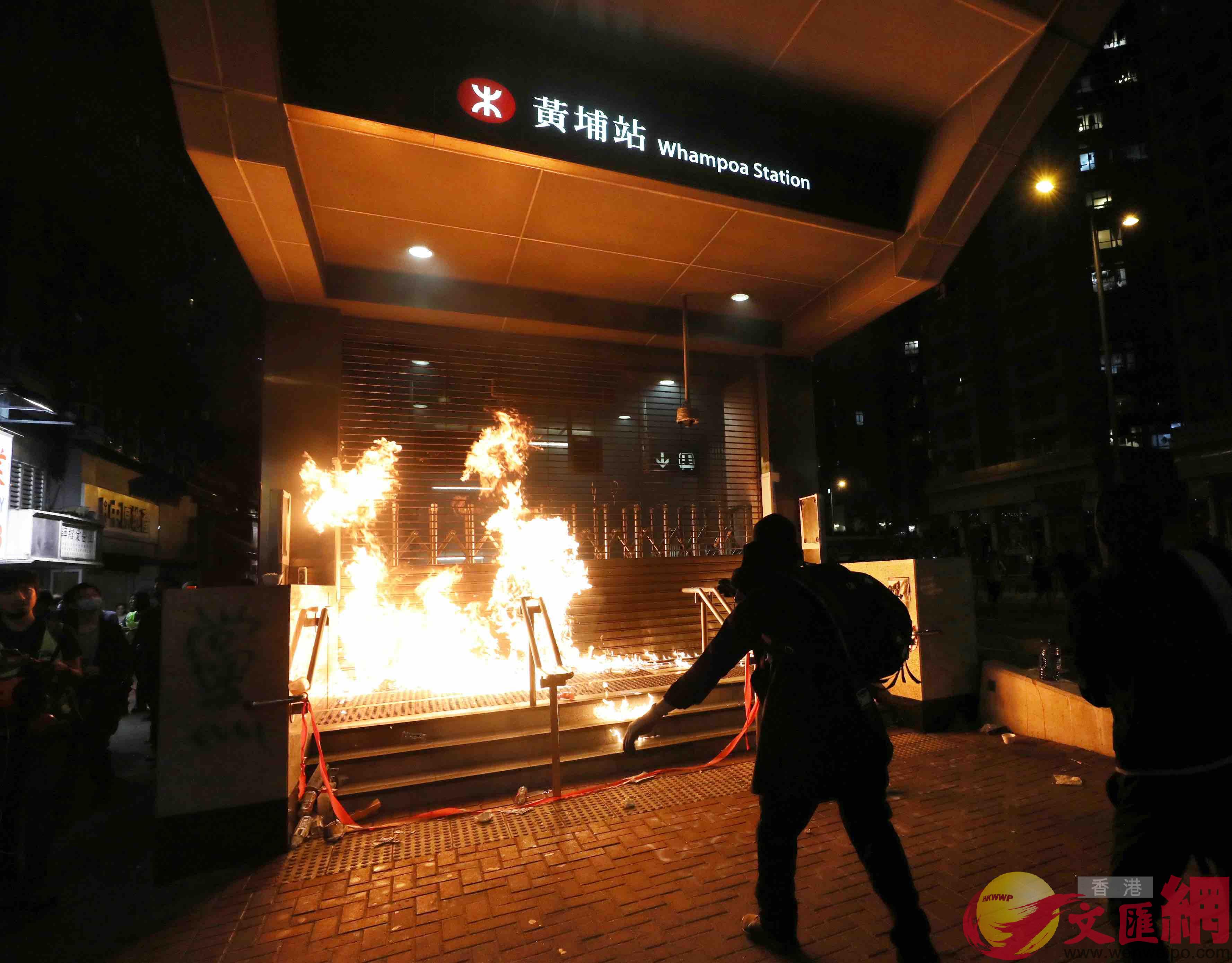 昨晚約十一時二十分有暴徒在港鐵黃埔站縱火C香港文匯報記者攝
