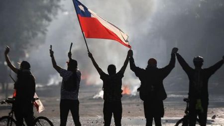 智利示威者在一片煙霧繚繞中舉手抗議C]圖源G外媒^