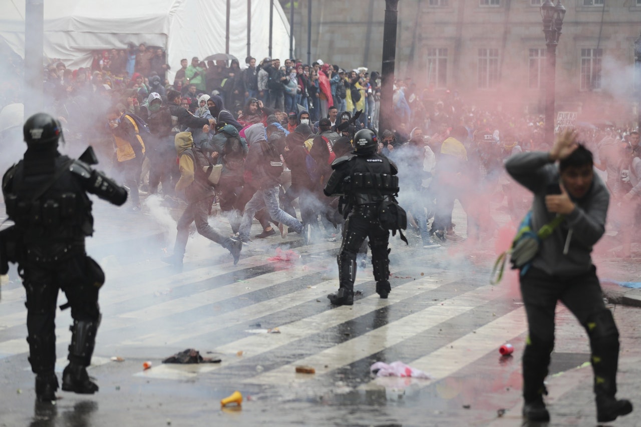 哥倫比亞波哥大街頭警察驅趕抗議者C]圖源G外媒^