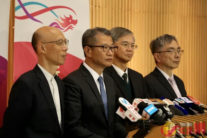 財政司司長陳茂波(左二)公佈第四輪共40億元紓困措施C大公文匯全媒體記者攝