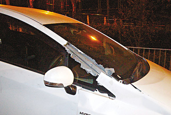 劫匪乘坐的私家車玻璃被警方開槍擊中C(文匯報資料圖)