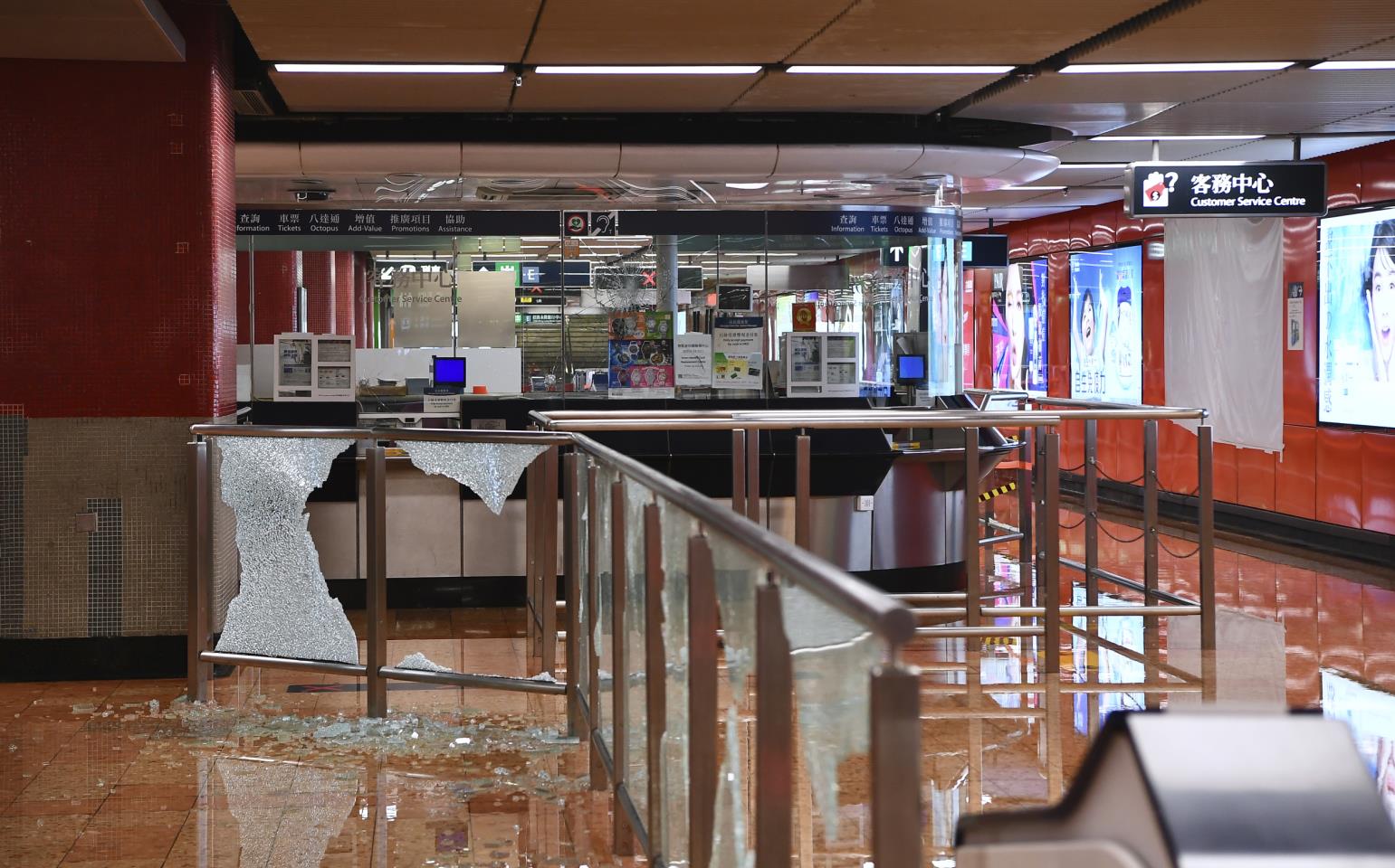 此前旺角港鐵站內設施被破壞A站內包括月台範圍均被水淹浸C中新社資料圖片
