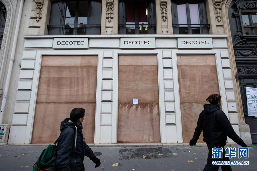 12月5日A在法國巴黎A行人從一家受罷工影響關閉的商店前走過C新華社