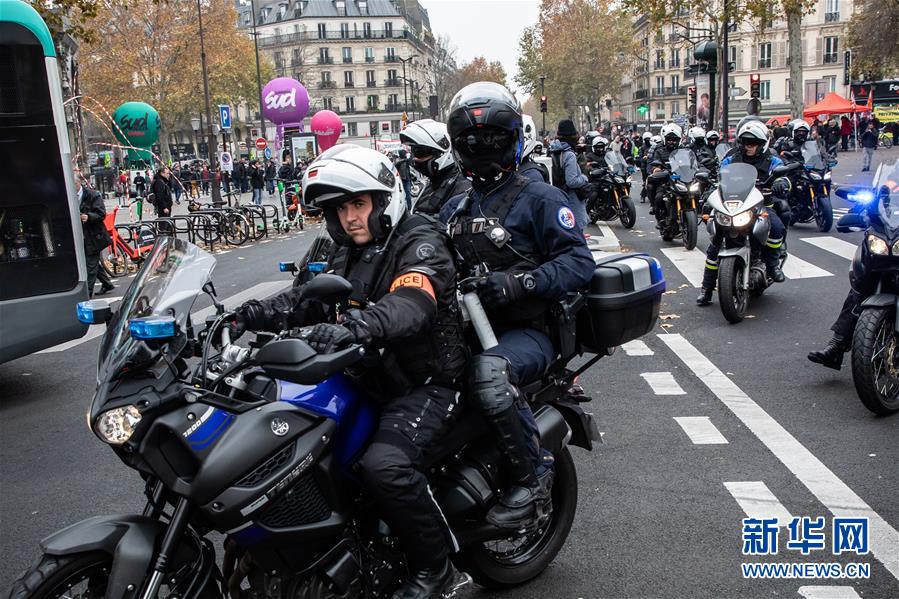12月5日A警察在法國巴黎街頭警戒巡邏C新華社