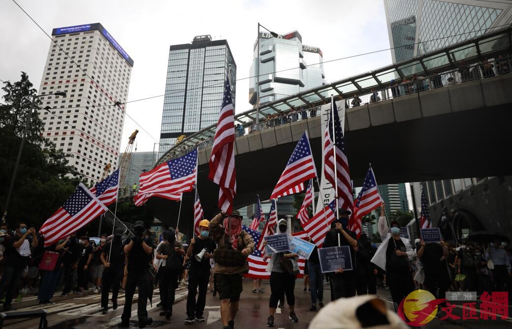 8月31日A民陣不顧警方發出的反對通知書A組織示威遊行C圖為遊行人群中有人打出美國星條旗C