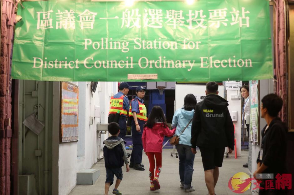 區議會選舉當天A市民到所在社區投票C