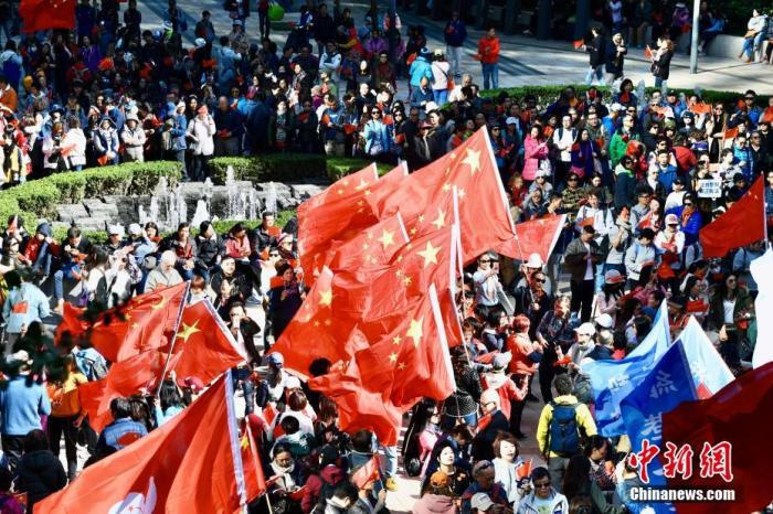 12月7日下午A數千名香港市民在香港島港灣道花園參與愛國護港撐警活動C圖源G中新網