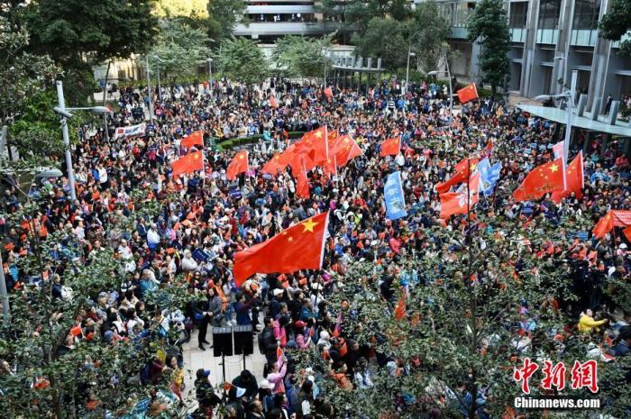 12月7日下午A數千名香港市民在香港島港灣道花園參與愛國護港撐警活動C圖源G中新網