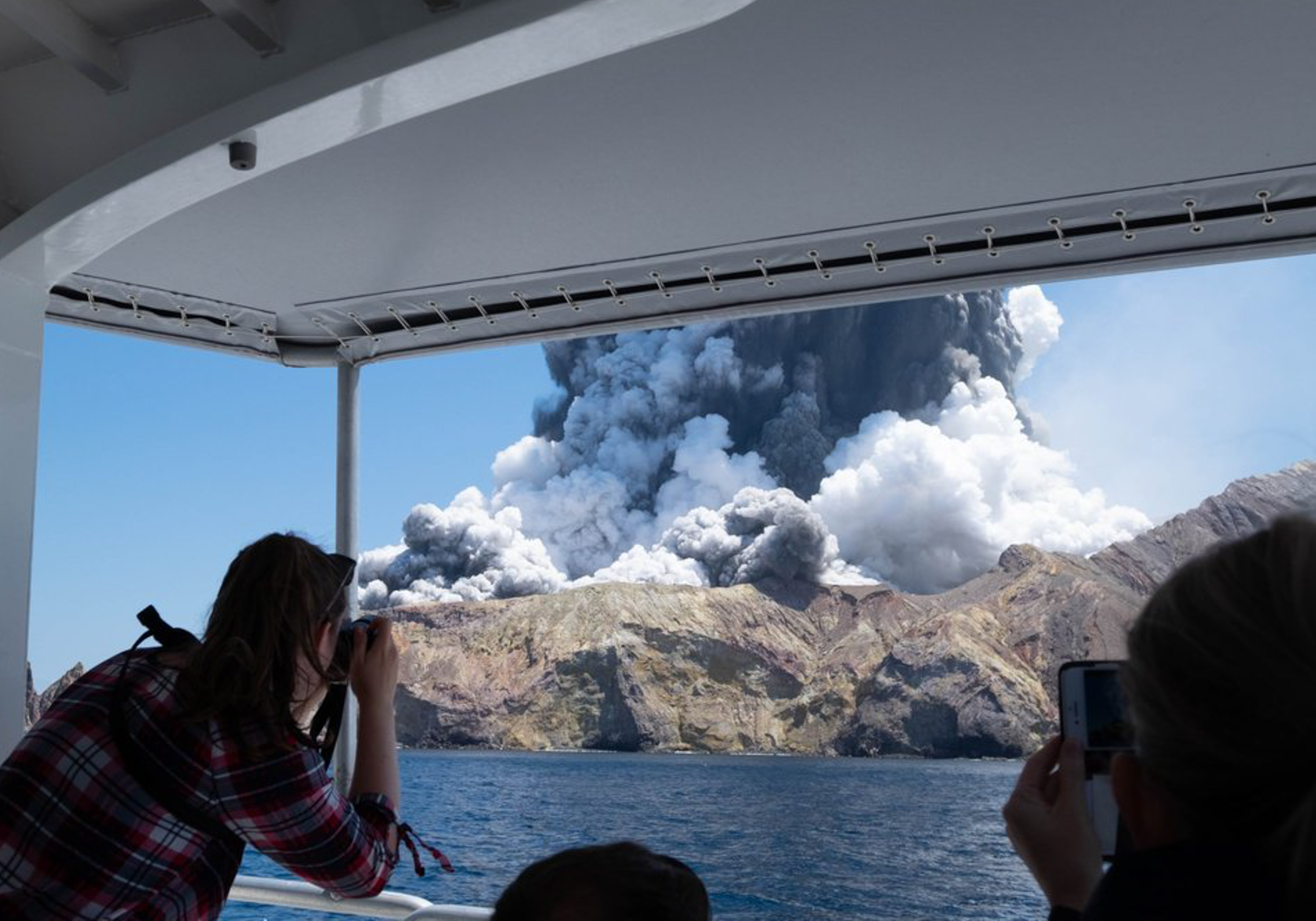 新西蘭懷特島火山9日爆發A造成最少5死34人受傷A另有8人失蹤C(新華社圖)