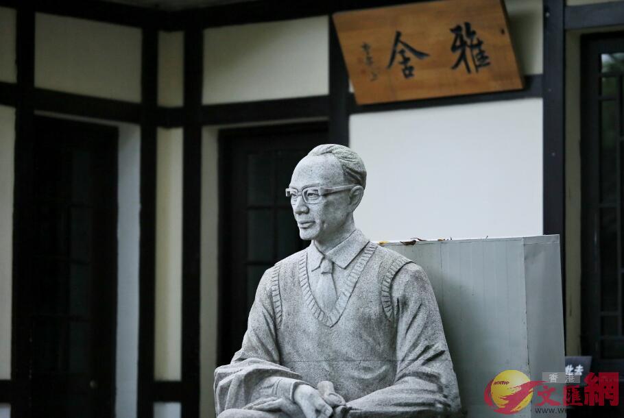 梁實秋紀念雕像(張蕊 攝) 