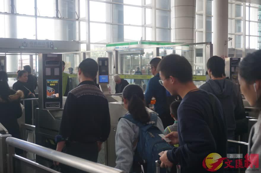 內地高鐵站已實現刷證件進出站A並將在此基礎上推出電子客票A但香港西九龍站仍需紙質車票進出站C]記者 敖敏輝 攝^