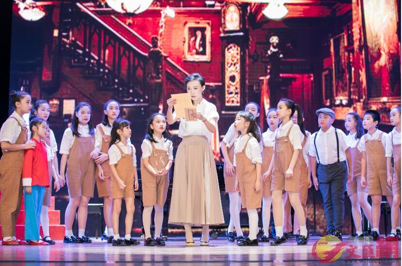 m歸童n音樂劇表演中A孩子們在聽老師朗讀的一封家書C]記者 李昌鴻 攝^