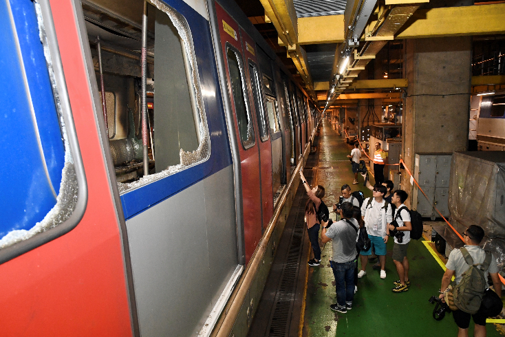 港鐵成為暴徒大肆攻擊破壞的目標。(大公報資料圖) 港鐵成為暴徒大肆攻擊破壞的目標。(大公報資料圖)