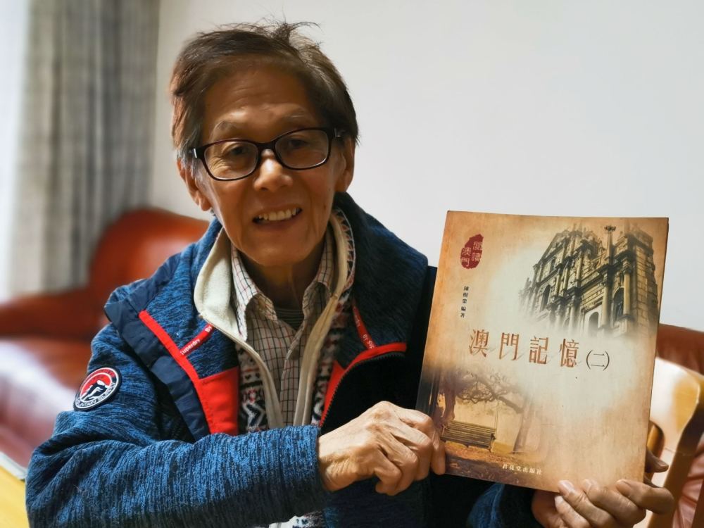 陳樹榮在展示自己出版的書籍。新華社