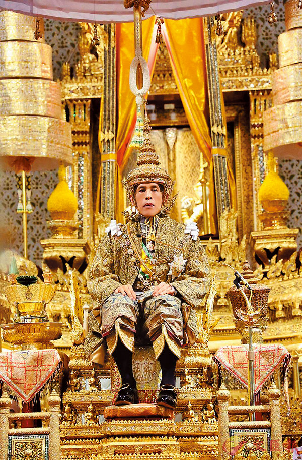 泰王哇集拉隆功在加冕典禮上戴上重7.3公斤B鑲有寶石的王冠C 美聯社