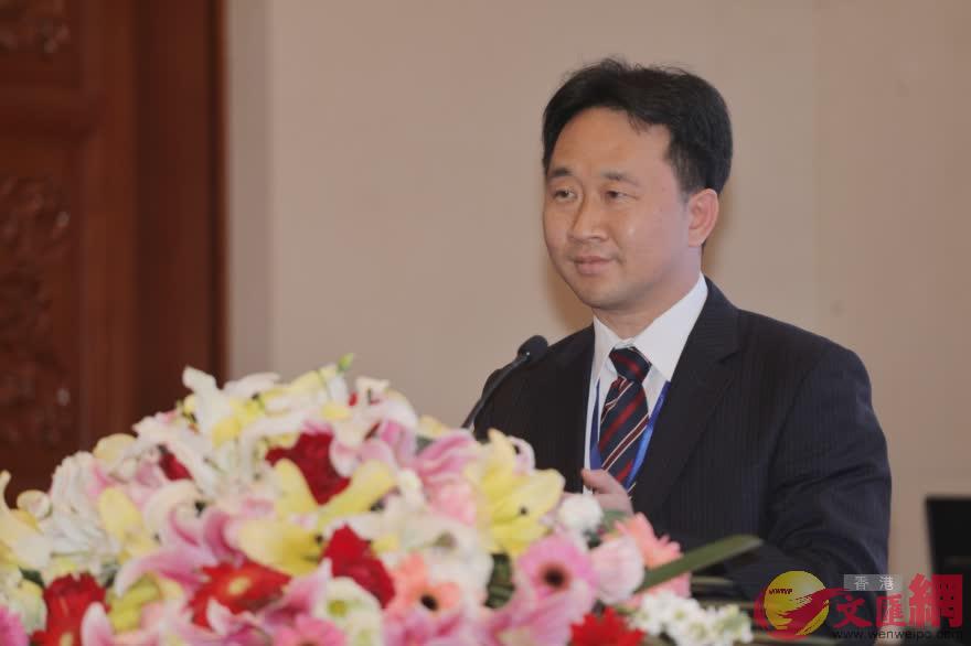 海外华文传媒合作组织理事长韩纪文在全体会议上作工作报告
