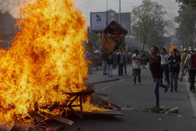 示威者縱火焚燒雜物A抗議修法C]美聯社^