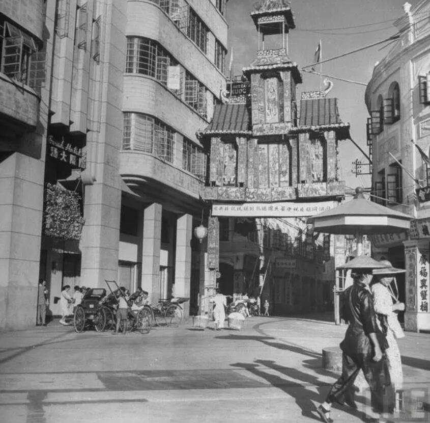 1947年A澳門國際大酒店門口的街道A馬路中間有高高的牌樓C