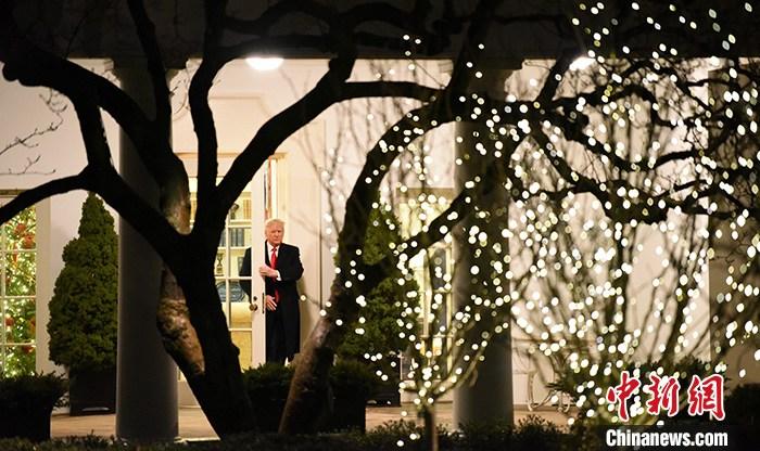 當地時間12月10日A美國總統特朗普在白宮表示A彈劾條款對他的指控毫無根據Au無中生有地彈劾是一種恥辱vC圖為特朗普當天晚間步出橢圓形辦公室C中新社