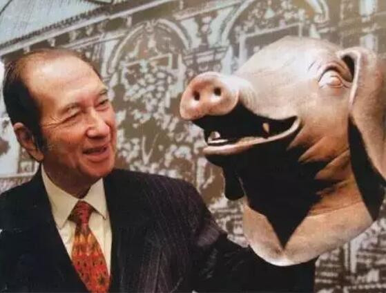 2003年A何鴻燊出資600多萬A購回了圓明園豬首銅像A捐給了國家C