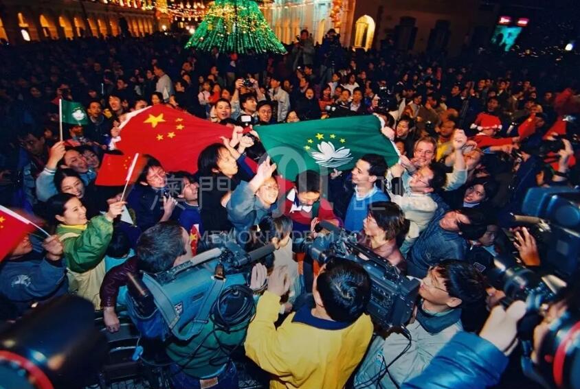 1999年12月20日A議事亭前地上的民眾慶祝澳門回歸C