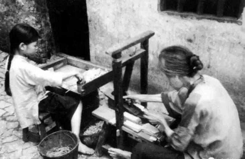 1922年A澳門盛產炮竹A一些炮竹廠會僱傭外人用機器搓卷炮竹的外殼C
