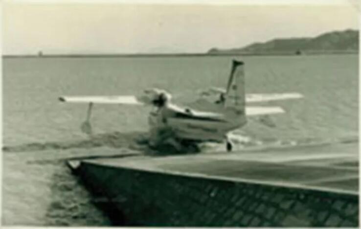 1964年A新口岸港澳碼頭的斜坡上A一架水上飛機正在起飛C