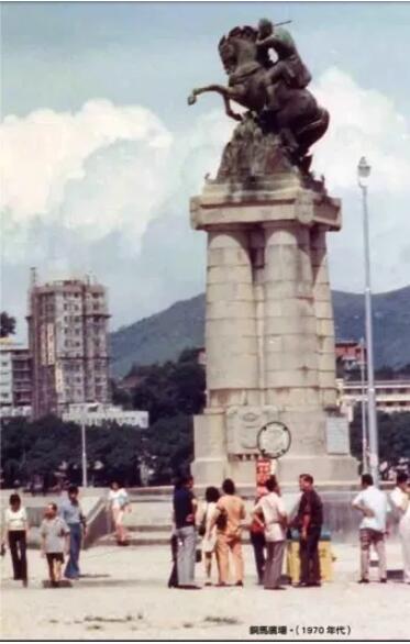 1976年的銅馬廣場A現在葡京酒店前的亞馬喇前地C雕像的人是1846年的澳門總督亞馬喇A正是他對華人徵稅B派兵搗毀中國海關A開始殖民擴張A後被望廈村民刺殺C