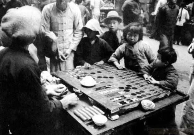 1933年A街頭老百姓的娛樂更多是這種骰莊攤C